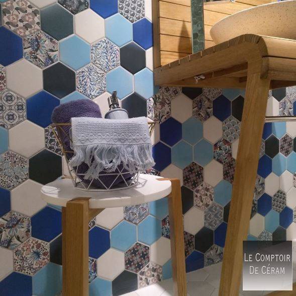 faience bleue hexagonale à motifs cannes 06