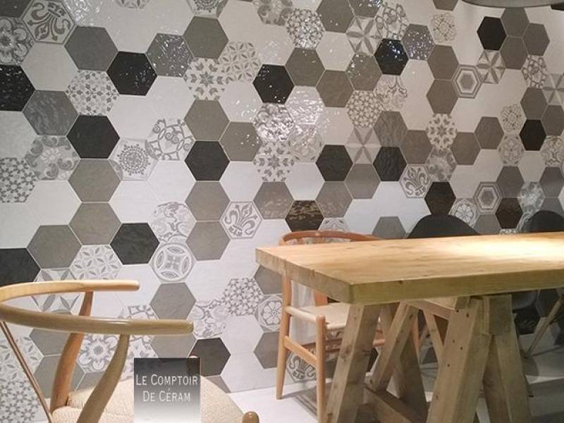 CARRELAGE MURAL UNI ET A MOTIF HEXAGONAL TAUPE NOIR ET BLANC DESIGN LYON 69