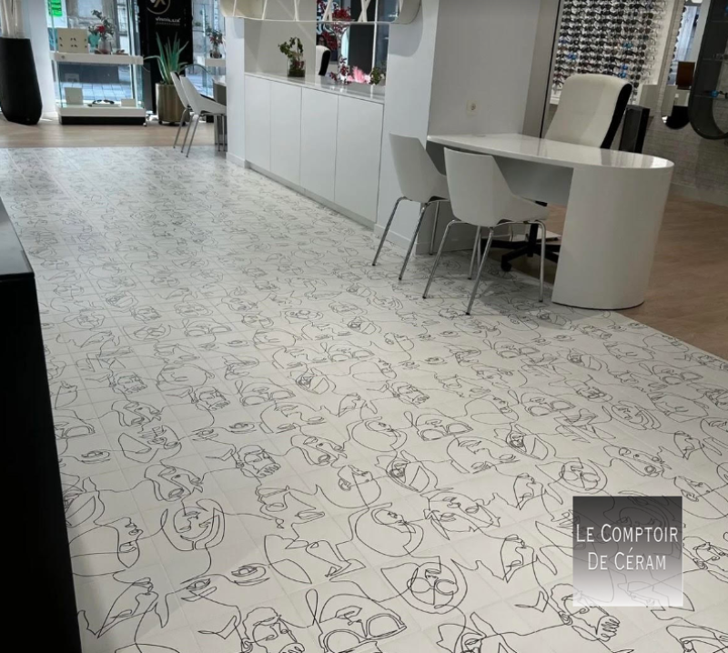 carrelage sol noir et blanc motifs visage pour magasin d optique Nantes 44