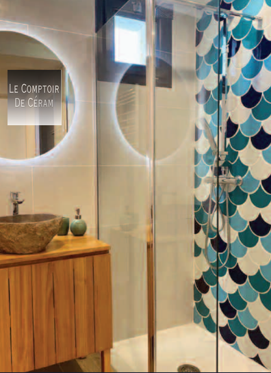 carrelage salle de bains écaille de poisson bleu marine 2024 Toulon 84
