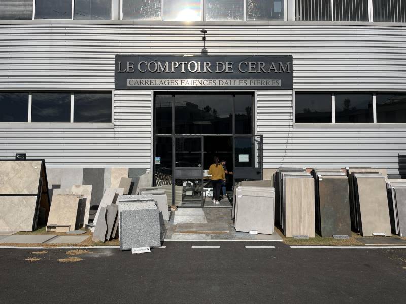 SHOWROOM MAGASIN DE CARRELAGE LE COMPTOIR DE CERAM A JACOU DANS LE 34